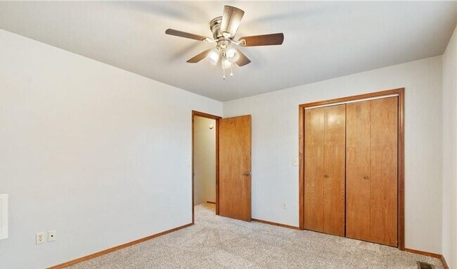 Building Photo - Townhome 2 Blocks from Downtown Siloam