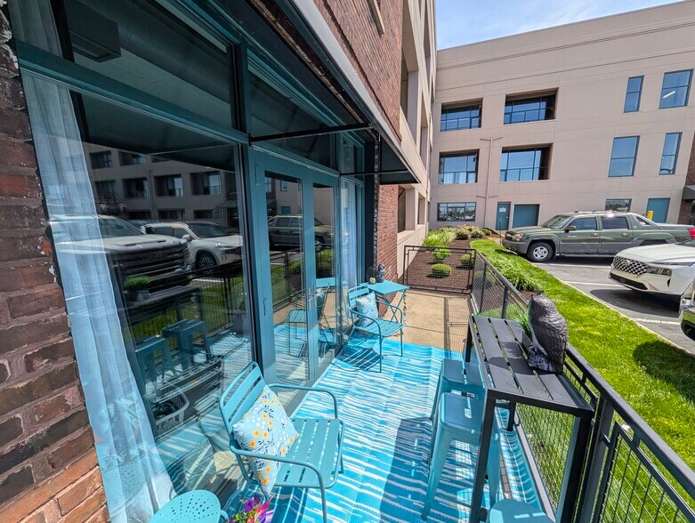 Building Photo - 401 W Shoreline Dr