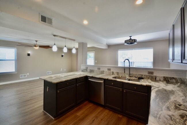 Building Photo - Stunning and Beautifully Updated Twin Home 3 Bedroom - Fenced In Backyard with a Basketball Court