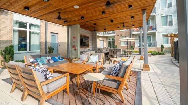 Building Photo - 812 Inverness Ave