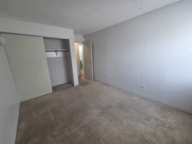 Building Photo - 1300 Golden Cir
