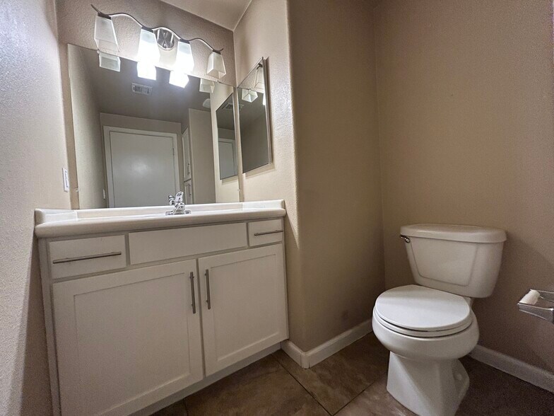 Building Photo - 6605 N 93rd Ave