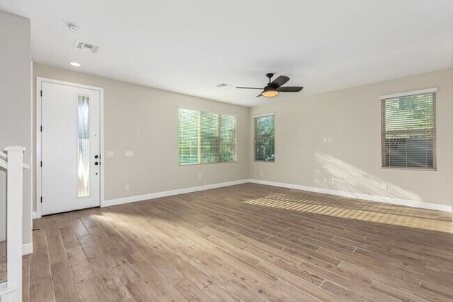 Building Photo - Rare end lot!