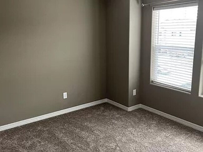 Building Photo - Gorgeous 4-Bed Home in Enclaves at Mountain Vista (D49)