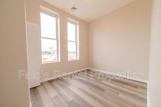 Building Photo - 112 N High St