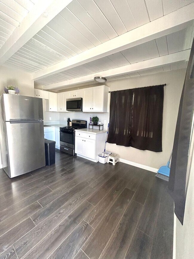 Building Photo - Newly Renovated 2 Bedroom 1 Bathroom Home