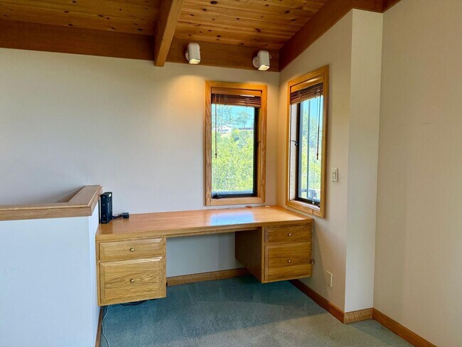 Building Photo - SPACIOUS THREE BED / THREE BATH HOME OFF OF PANORAMIC HWY WITH STUNNING VIEWS