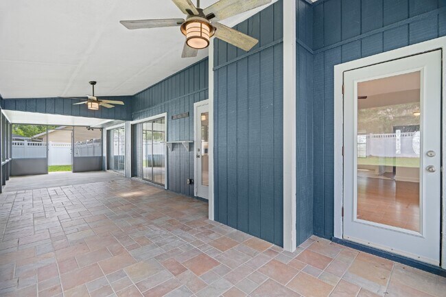 Building Photo - **Available February 2026***Welcome Home :: 3/2 with oversized fenced backyard in Indian Pines!