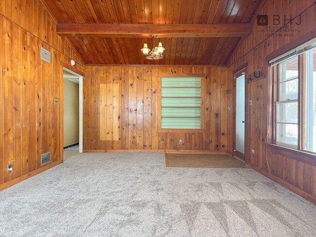 Building Photo - 6 month lease! 3 bed/ 1 bath Single Family Home on Coffeen!