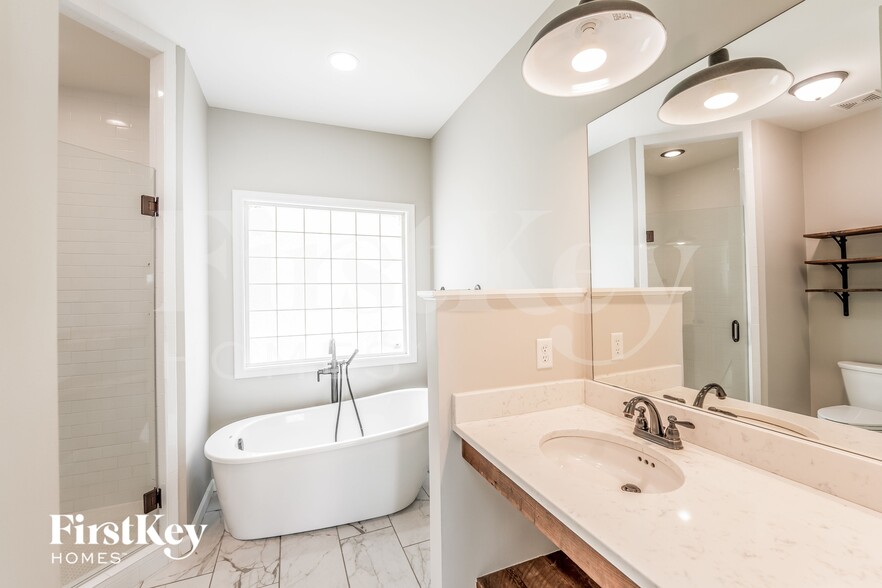 Building Photo - 3030 Weatherford Dr