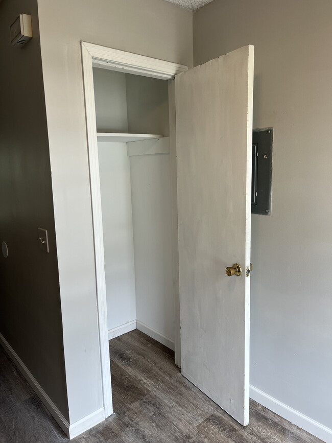 Building Photo - 2 BEDROOM 11/2 BATH TOWNHOME  MINUTES TO D...