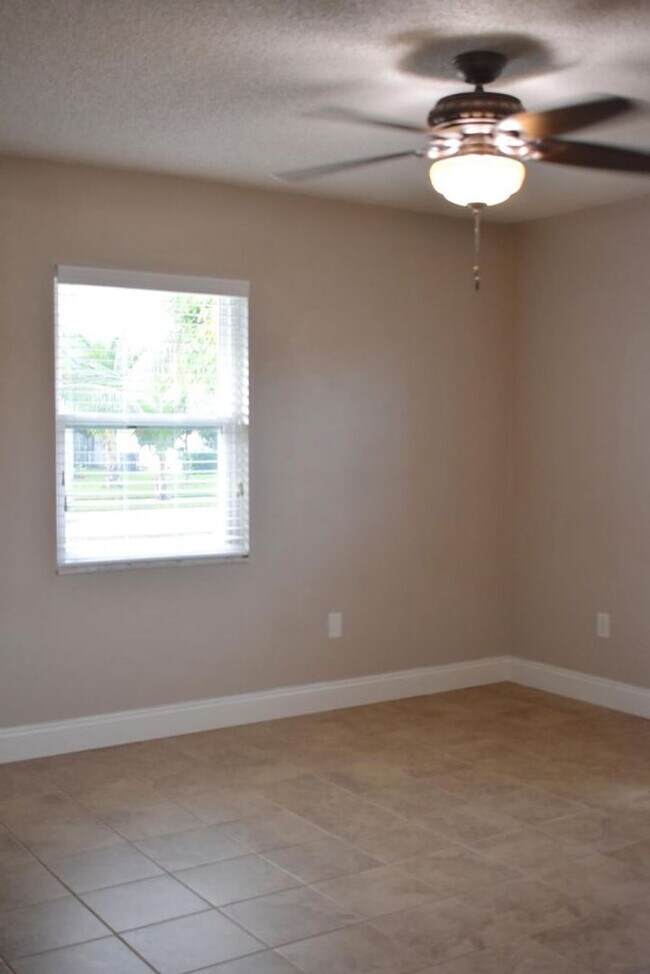 Building Photo - 826 Palama Way