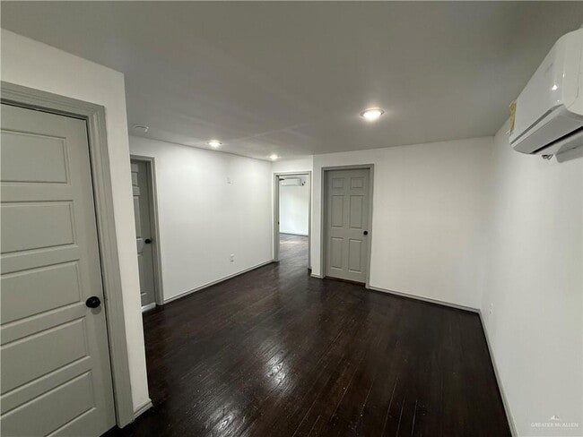 Building Photo - 8 Miller Ave