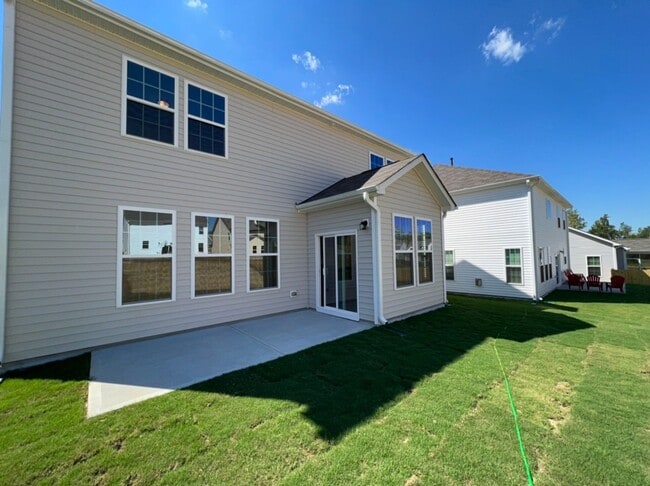 Building Photo - LIKE NEW 4 Bedroom Home w/ Ground Floor Be...