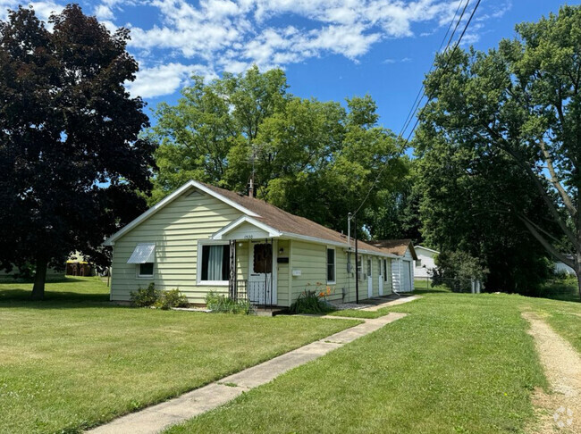 Building Photo - 1530 S Walnut Ave