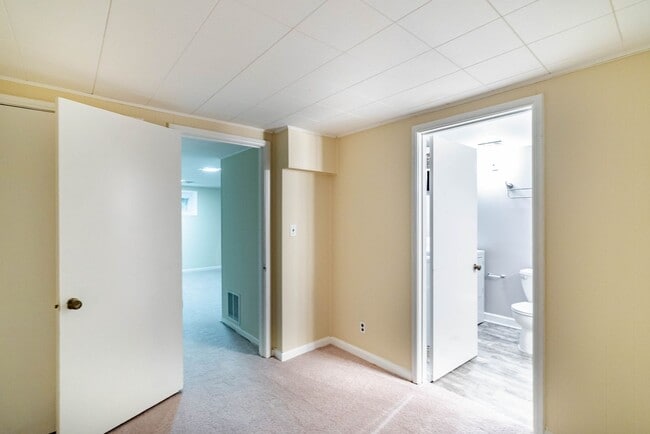 Building Photo - Beautifully Maintained 3 Levels, 2 Bedroom...