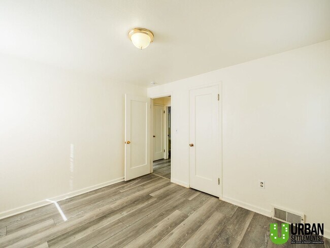 Building Photo - 2427 W Walton Ave