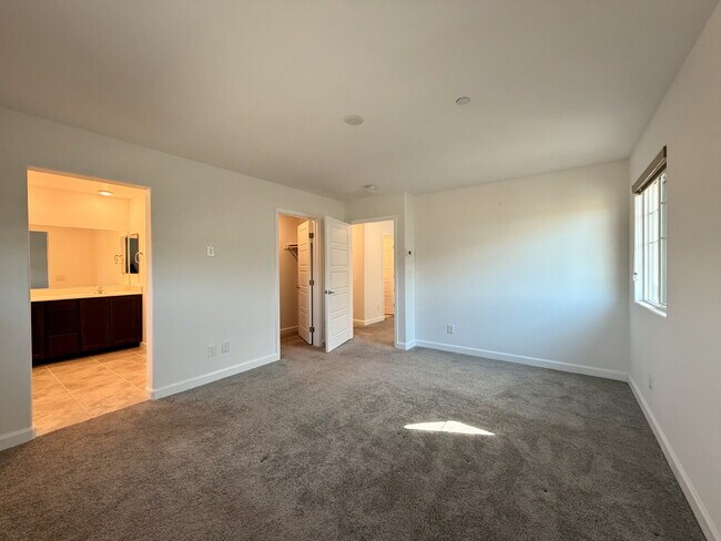 Building Photo - 3 BED 2.5 BATH 2 CAR GARAGE TOWNHOUSE W/ LOFT IN HENDERSON CADENCE COMMUNITY FEAT. COMMUNITY POOL!
