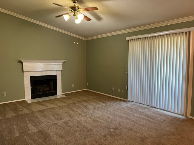 Building Photo - 4444 Victory Dr