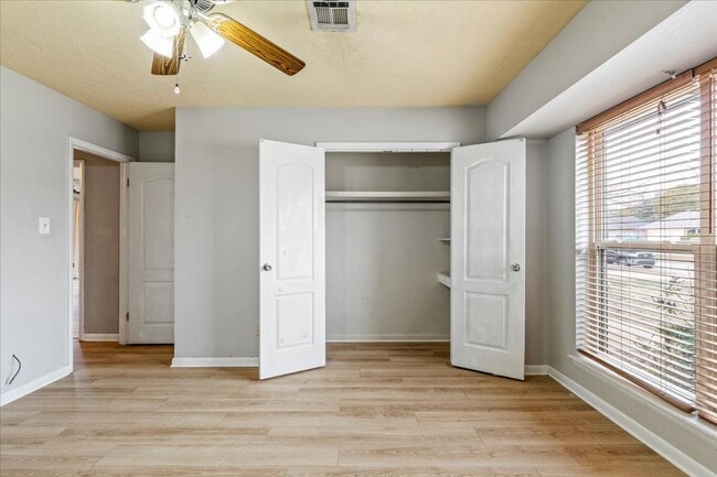 Building Photo - 7522 NW Stonegate- AVAILABLE NOW!