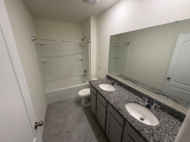 Building Photo - 4 Bed 2.5 Bath Mt Dora Home - Solar Energy!