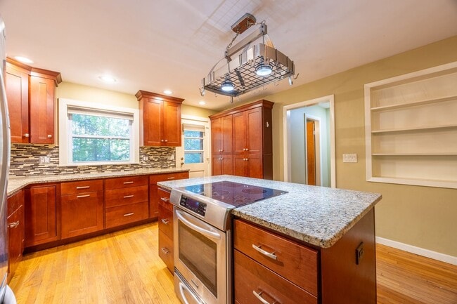 Building Photo - 3-Bedroom Ranch with Updated Kitchen