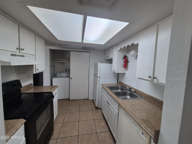 Building Photo - 851 S Horne