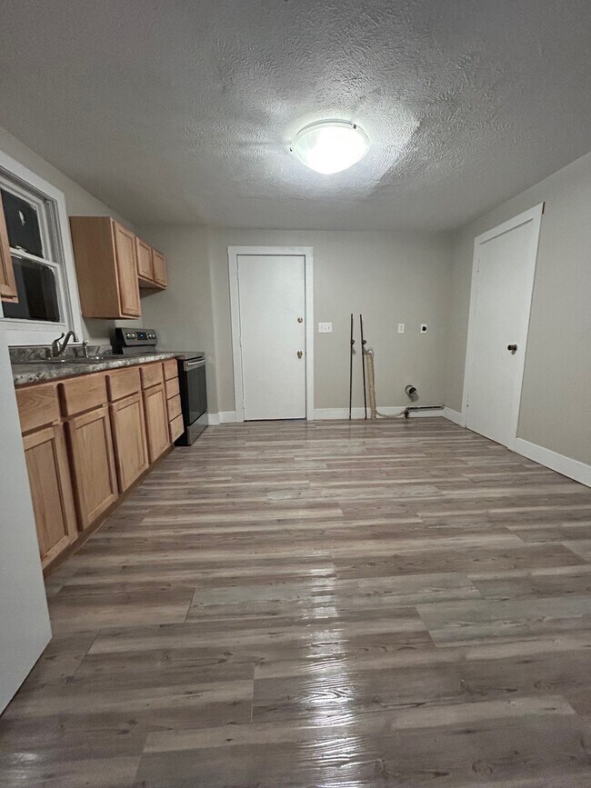 Building Photo - 129 Meachem Ave