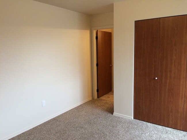 Building Photo - Large 2 Bedroom, 2 Bath Duplex