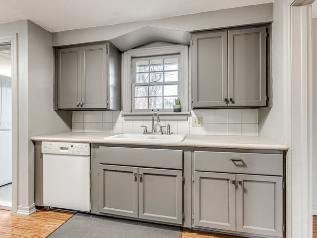 Building Photo - Charming 2bed/1.5 bath minutes from Plaza in Aurora Neighborhood - Appliances, Garage + Storm She...