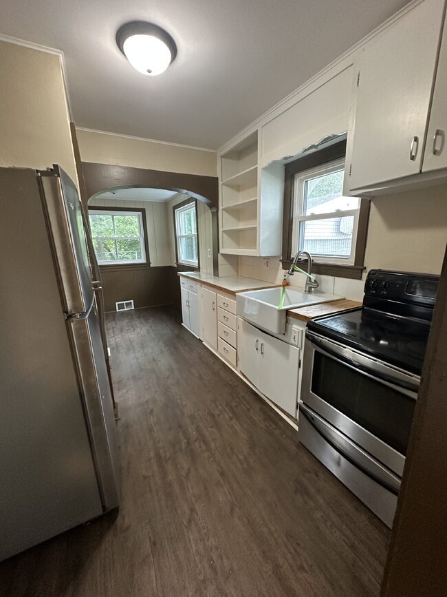 Building Photo - 1253 Evergreen Ave