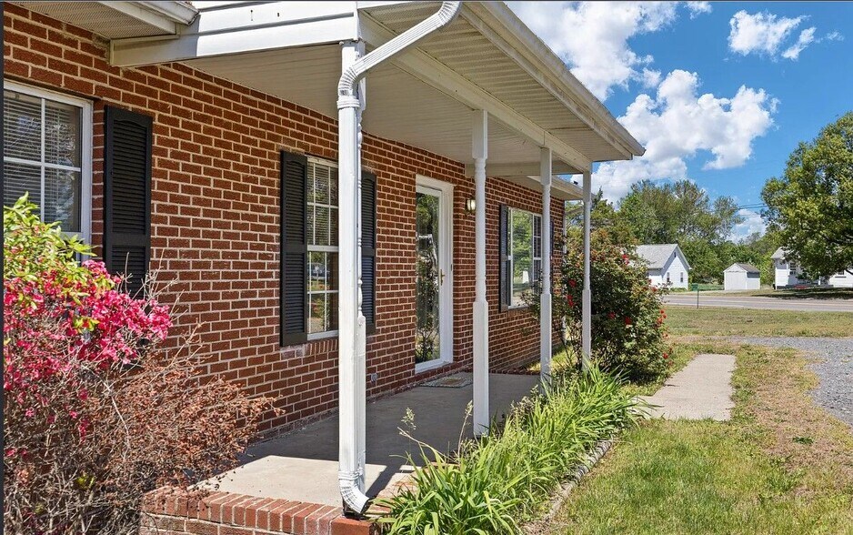 Building Photo - 4 Swan Dr