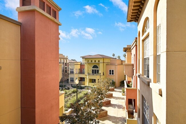 Building Photo - 2 bedroom 2 bathroom condo in Uptown District!