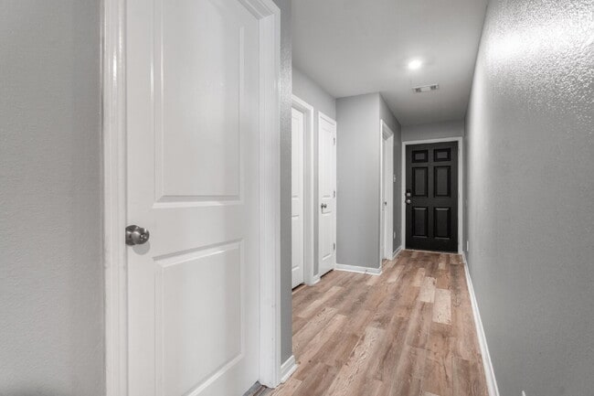 Building Photo - Your next home is waiting!