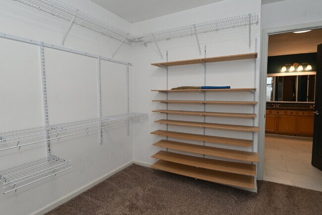 Building Photo - Spacious 4-Bedroom Haven with 2.5 Baths and Nearly 3,000 Sq Ft of Comfort in Indianapolis!