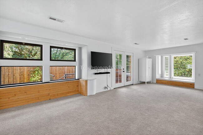 Building Photo - 4.5 Acre Dream Home in Oregon City Awaits
