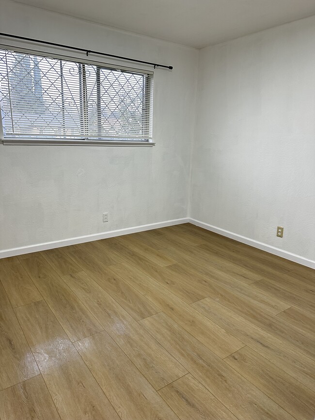 Building Photo - 1600 60th Ave