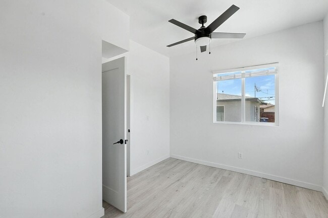 Building Photo - 840 E 6th St