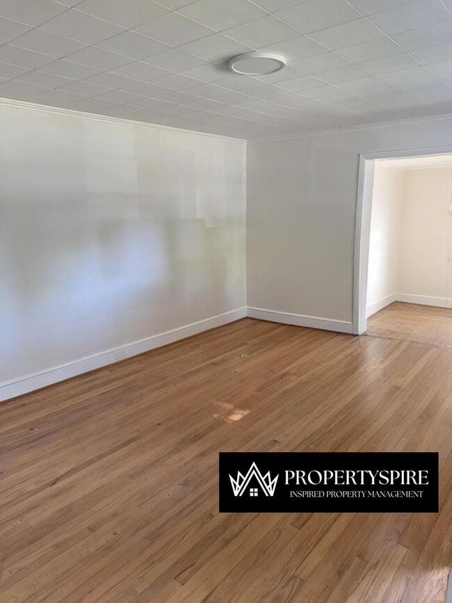 Building Photo - Charming 3 Bed 2 Bath Room Home In Salisbu...