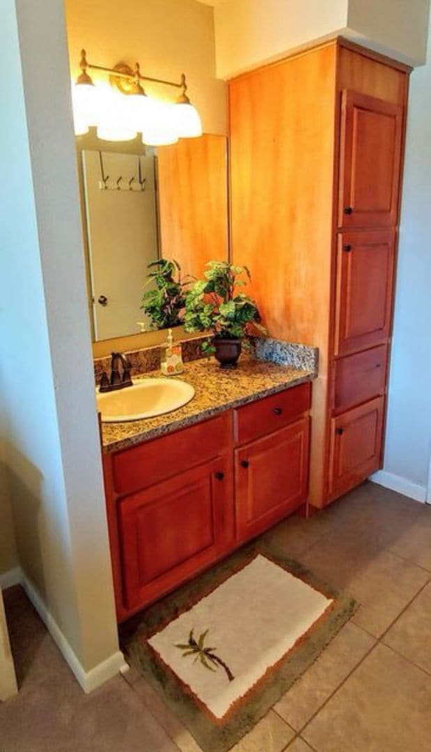 Building Photo - 2 BR and 2 Baths overlooking the Tennis Court