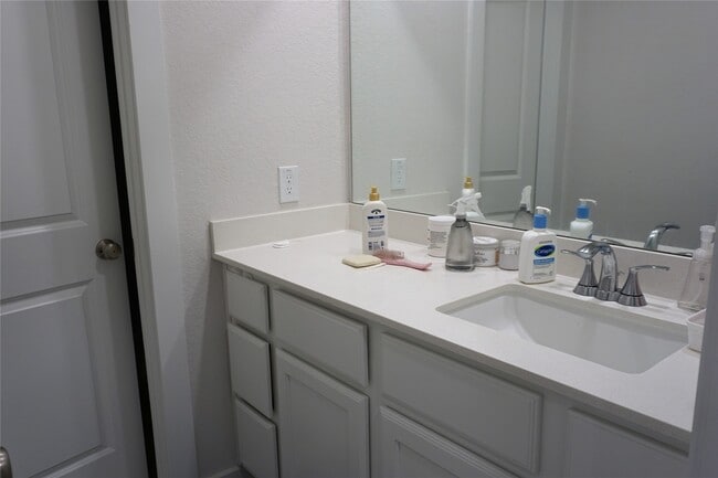 Building Photo - 16626 Lake Austin St