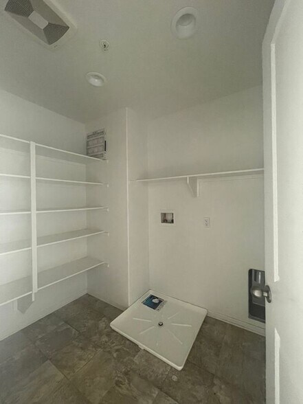 Building Photo - 24255 Lilac Ln