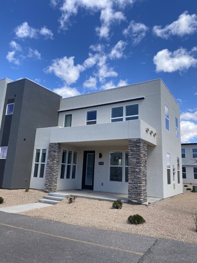 Building Photo - Breathtaking Desert Color 3 bed 2.5 bath townhome for rent!