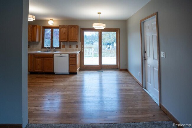 Building Photo - 1555 E South Blvd