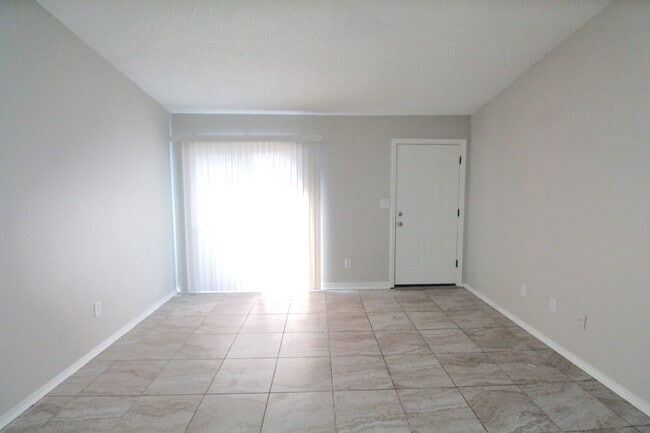 Building Photo - Updated 2-Bedroom Apartment with Private P...