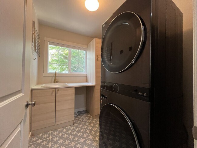 Building Photo - Beautifully Updated 3-Bedroom Bethany Home with Chef's Kitchen, Huge Bonus Room and Private Backyard