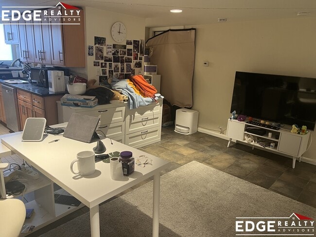 Building Photo - 2 Hingham St