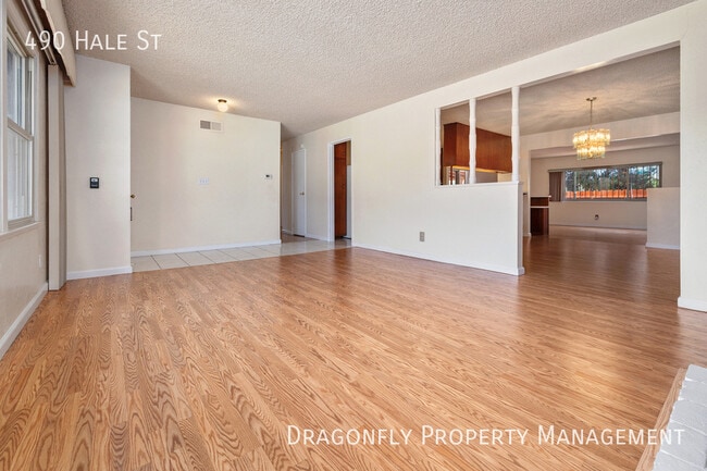 Building Photo - 490 Hale St