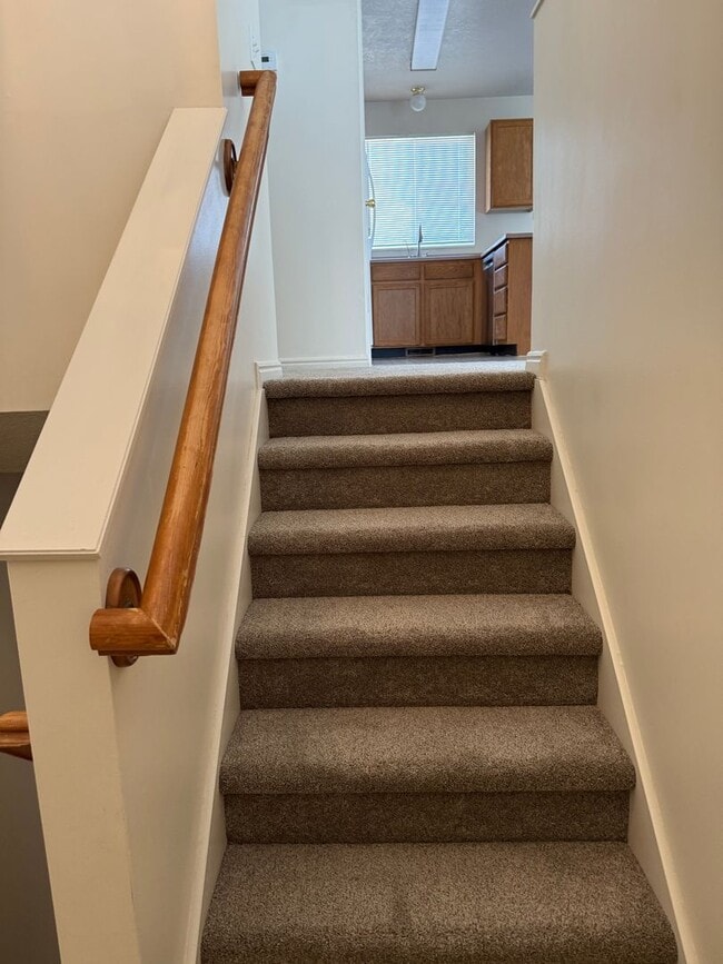 Building Photo - Clearfield 4 bedroom, 3 bathroom home. Big...