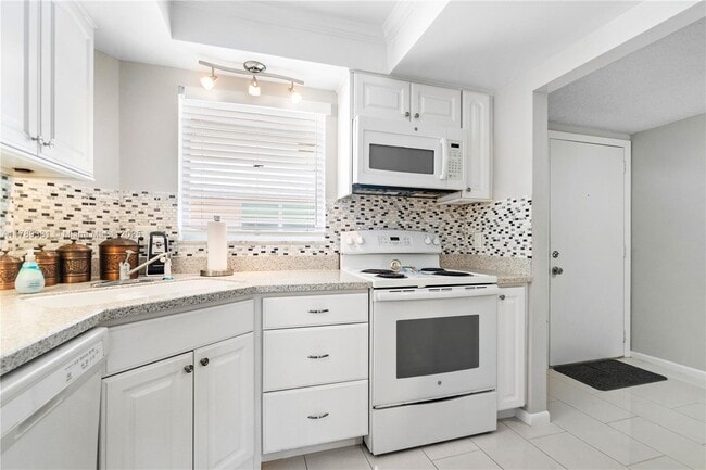 Building Photo - 18081 SE Country Club Dr
